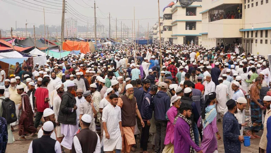 জুমার নামাজ আদায়ে ইজতেমা ময়দানে লাখো মুসল্লির ঢল