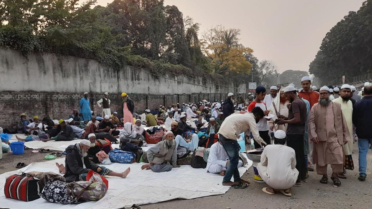 ইজতেমা ময়দানে জায়গা না পেয়ে প্রবেশ পথে অবস্থান মুসল্লিদের