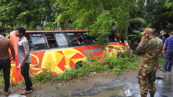 যাত্রীবাহী বাস খাদে পড়ে নিহত ২