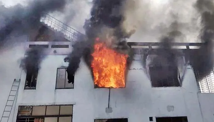 রাজধানীর তেজগাঁওয়ে বহুতল ভবনে আগুন, নিয়ন্ত্রনে এনেছে  ফায়ার সার্ভিস