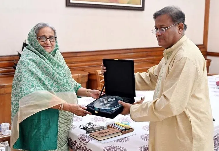 এশিয়া ক্লাইমেট মোবিলিটি চ্যাম্পিয়ন লিডার অ্যাওয়ার্ড গ্রহণ প্রধানমন্ত্রীর