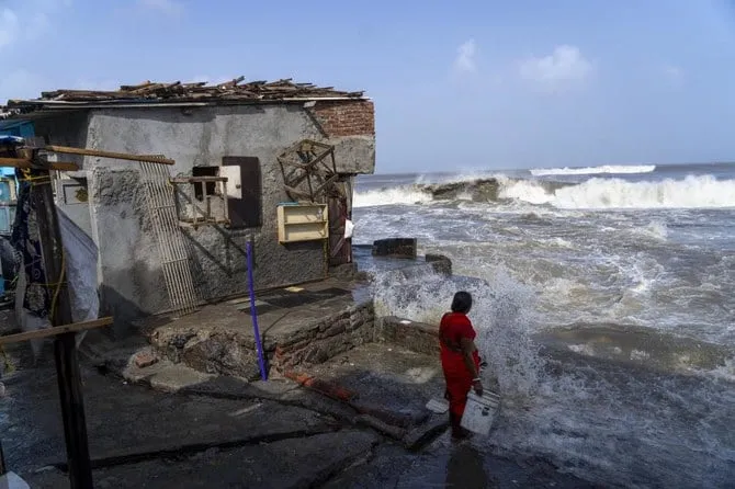 ঘূর্ণিঝড় : গুজরাটে সরিয়ে নেওয়া হয়েছে ৩৮ হাজার মানুষকে