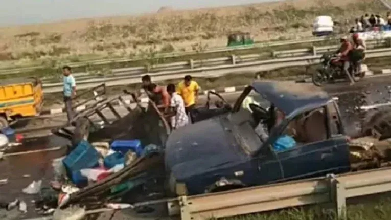 মাওয়া এক্সপ্রেসওয়েতে বাস-ট্রাক সংঘর্ষে নিহত ৪