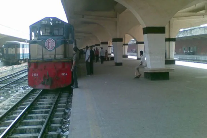 সারাদেশে ট্রেন চলাচল বন্ধ, ভোগান্তিতে যাত্রীরা