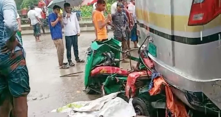 বগুড়ায় বাসচাপায় অটোরিকশার ৪ যাত্রী নিহত