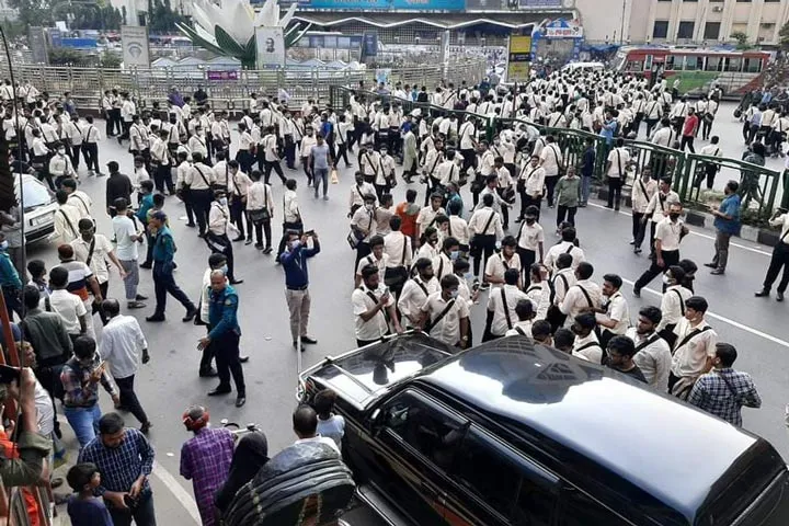 রাজধানীতে সড়ক দুর্ঘটনায় নটরডেম শিক্ষার্থীর মৃত্যু, সড়ক অবরোধ করে বিক্ষোভ