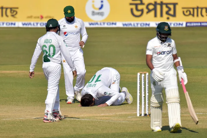 আফ্রিদির ফাইফারে থেমে গেলো বাংলাদেশ, পাকিস্তানের লক্ষ্য ২০২ রান