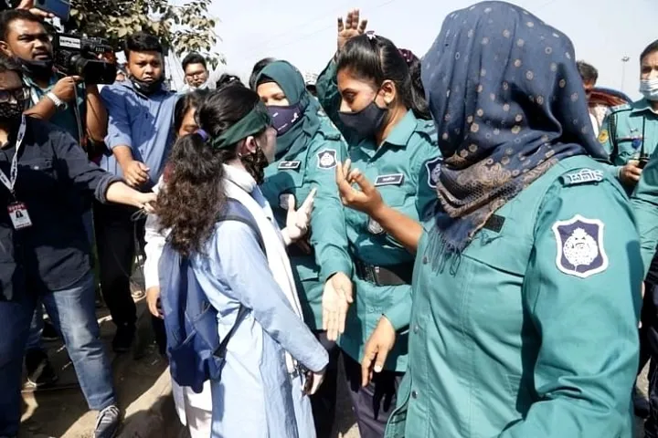 রাজধানীতে শিক্ষার্থীদের মানব বন্ধন, পুলিশের বাধা