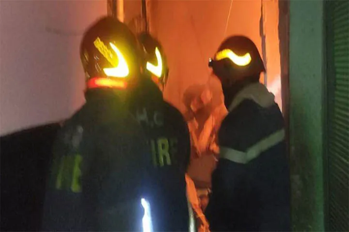 পাঁচ তলা ভবনে বিস্ফোরণে আহত ৩, হেলে পড়েছে ভবন
