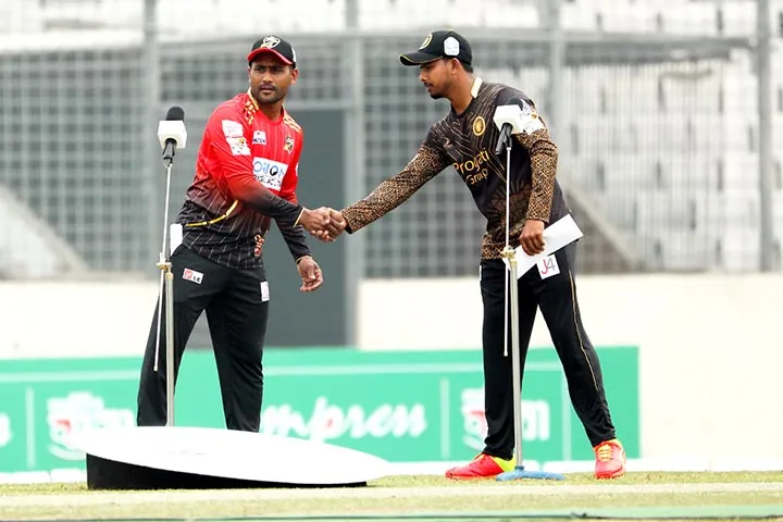টসে জিতে ফিল্ডিং নিল কুমিল্লা