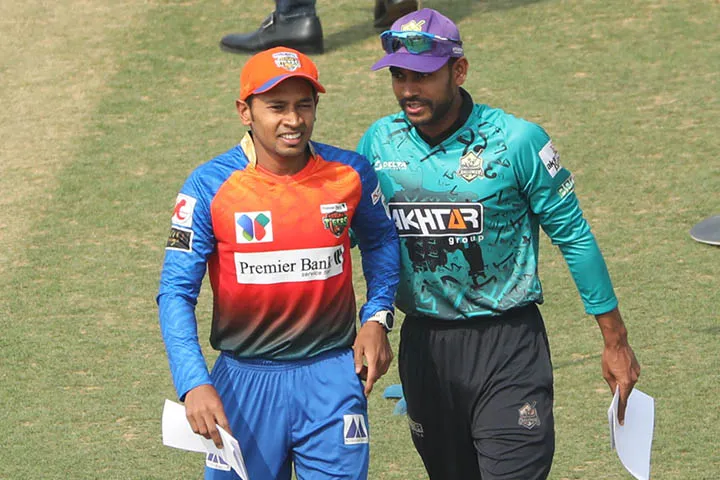 টসে জিতে ফিল্ডিং নিলেন মুশফিক
