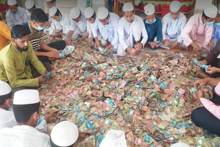 পাগলা মসজিদের দানবাক্সে মিলল রেকর্ড ১৬ বস্তা টাকা