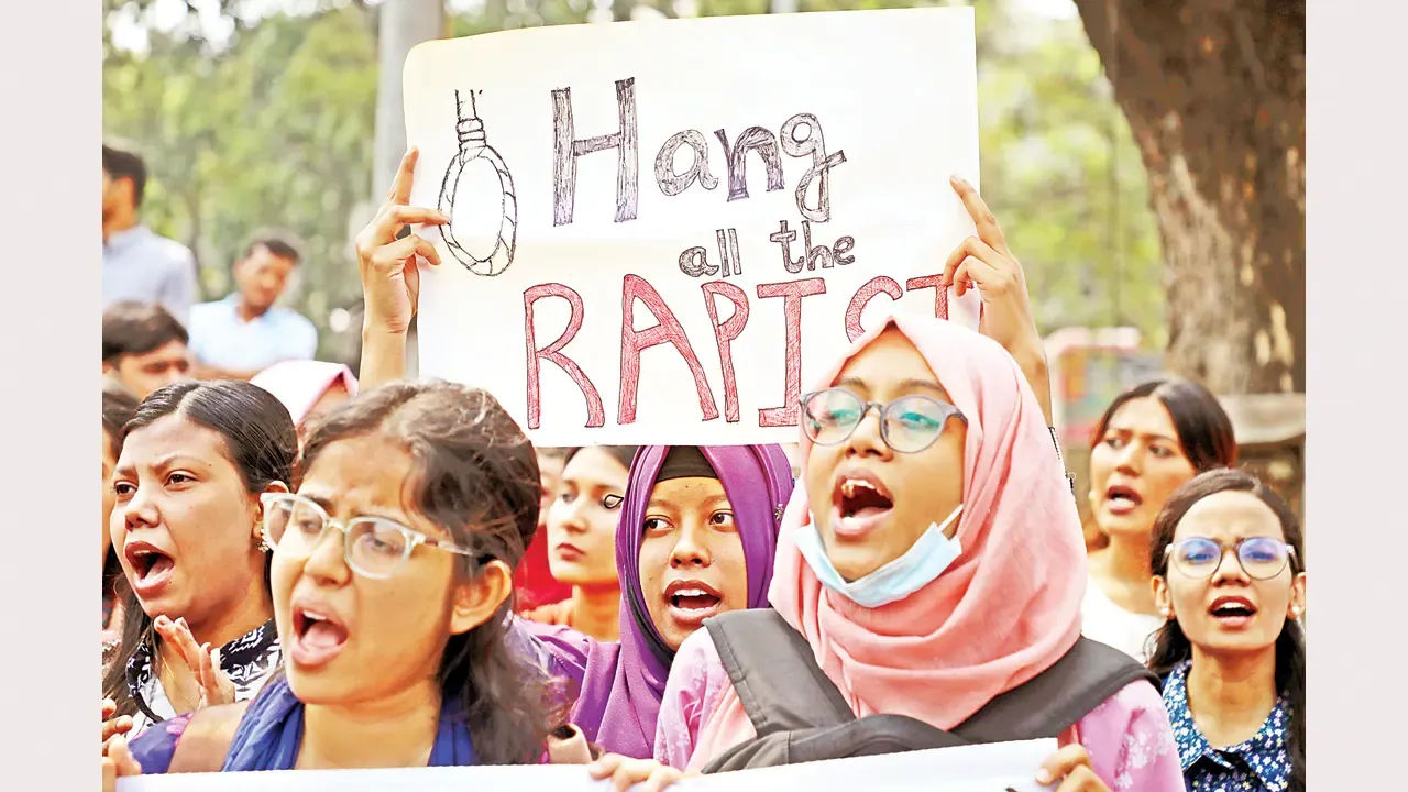 ‘হ্যাং দ্য রেপিস্ট’ স্লোগানে উত্তাল সারা দেশ