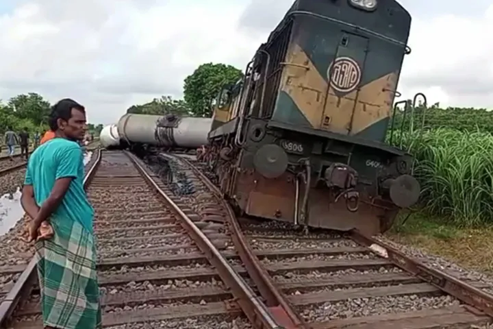 কুষ্টিয়ায় ট্রেন লাইনচ্যুত, পড়ে গেছে ৪২ টন ফার্নেস অয়েল