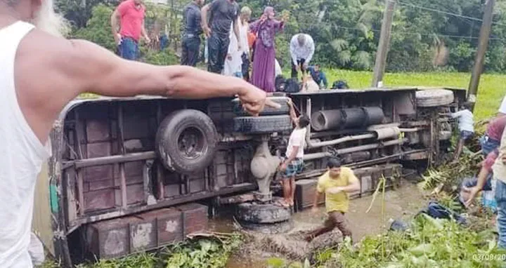 লক্ষ্মীপুরে যাত্রীবাহী বাস খালে, নিহত ১