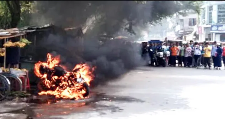 নিজের বাইকে আগুন দিলেন ব্যবসায়ী