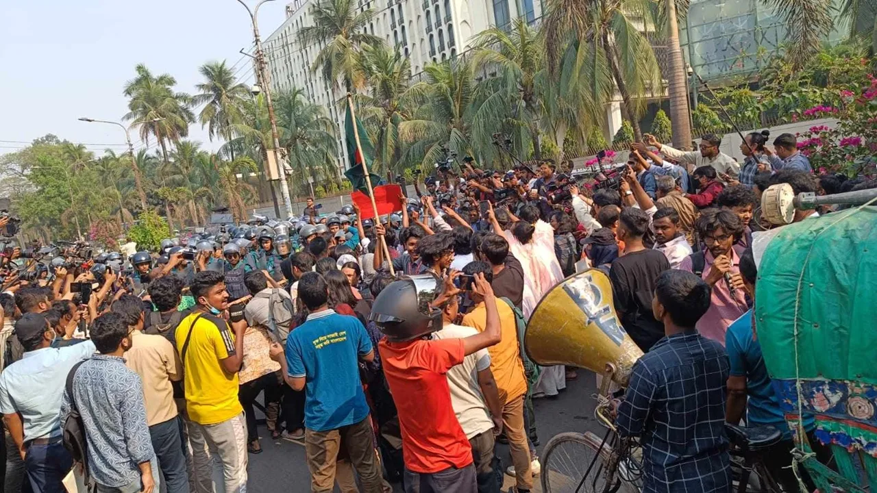 প্রধান উপদেষ্টার কার্যালয় অভিমুখের পদযাত্রায় হাতাহাতি, আহত পুলিশ
