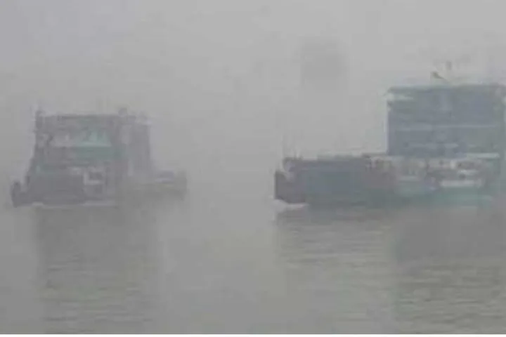 দৌলতদিয়া-পাটুরিয়ায় ফেরি চলাচল বন্ধ, মাঝ নদীতে আটকা ২ ফেরি