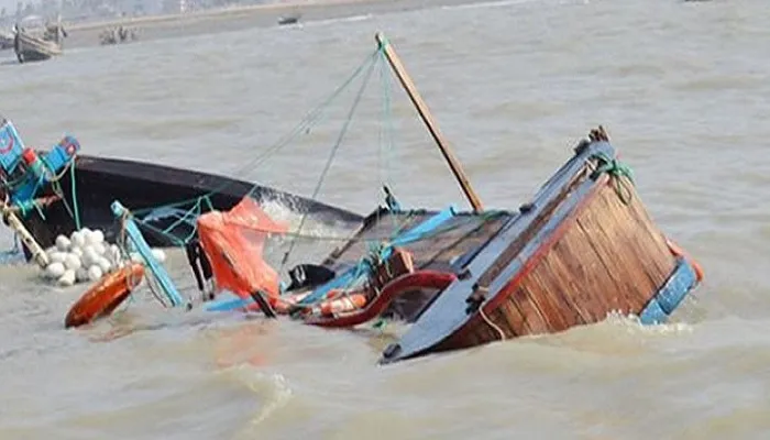 বঙ্গোপসাগরে ট্রলারডুবি, ২২ জেলে উদ্ধার
