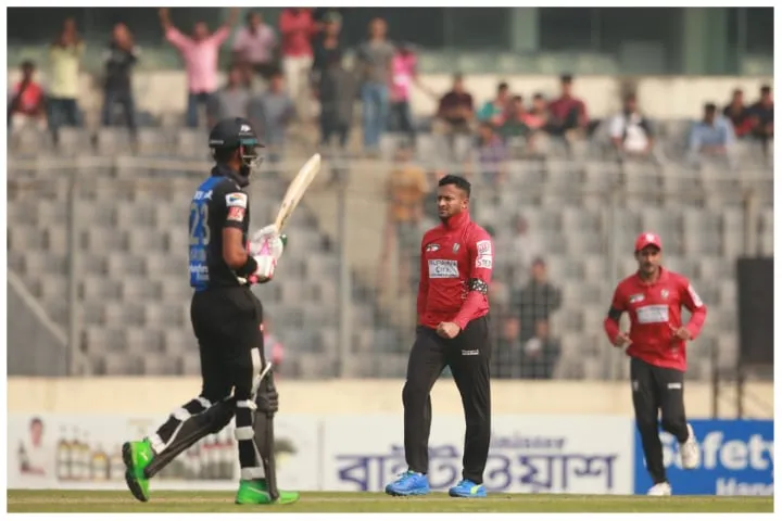 সাকিবের মেডেন উইকেট সত্ত্বেও উড়ছে রংপুর