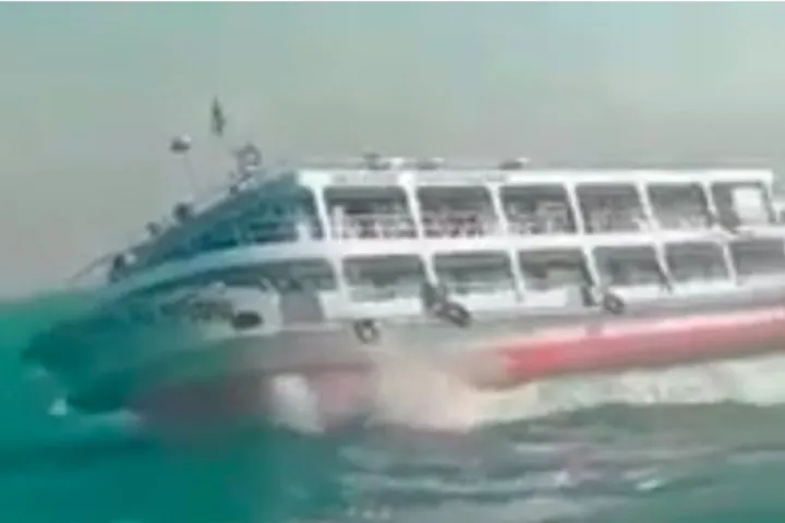 প্রচণ্ড বাতাসের কবলে জাহাজ, নিরাপদে ফিরেছে পর্যটকরা