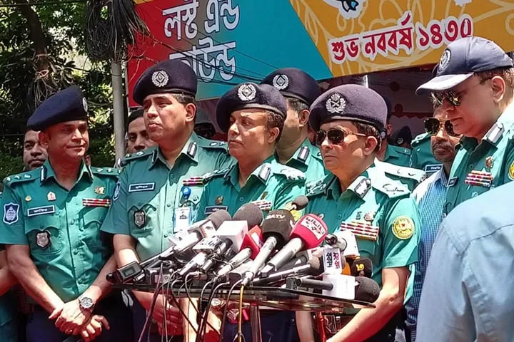 দুষ্টু পোলাপান চিরকুট দিয়ে হুমকি দিয়েছে : ডিএমপি কমিশনার