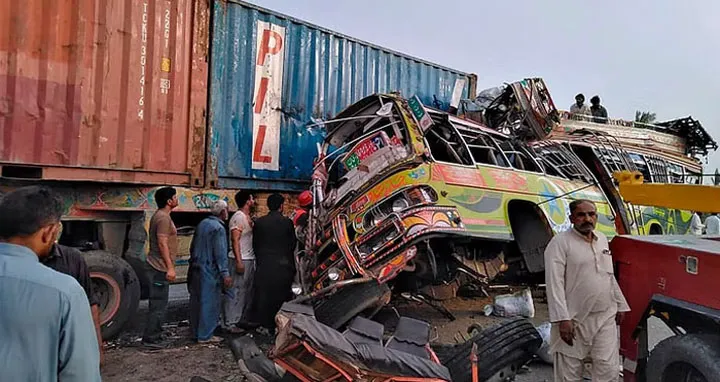 পাকিস্তানে বাস-ট্রাক মুখোমুখি সংঘর্ষে নিহত ১৭