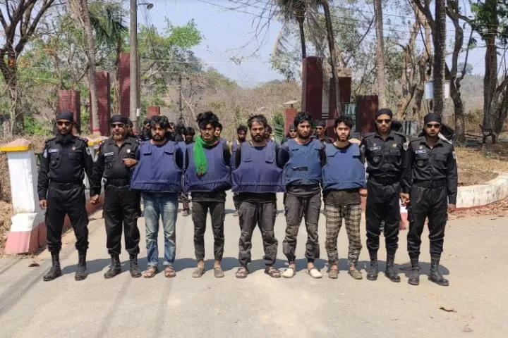 বান্দরবানে অস্ত্র-গোলাসহ ৯ জঙ্গি গ্রেপ্তার : র‍্যাব