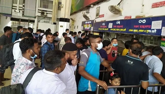স্ট্যান্ডিং টিকিট কিনতে ভোর থেকে কমলাপুরে যাত্রীদের ভিড়
