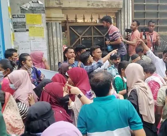 দাবি না মানলে বন্ধ থাকবে ইডেনের গেট, হুঁশিয়ারি শিক্ষার্থীদের