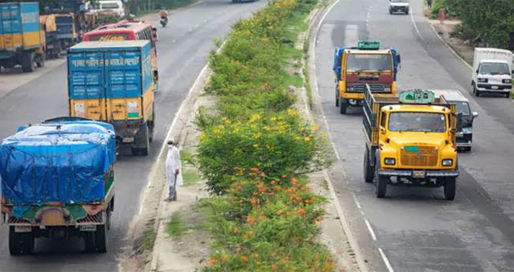 ২ ঘণ্টা পর ঢাকা-চট্টগ্রাম মহাসড়কে যান চলাচল শুরু