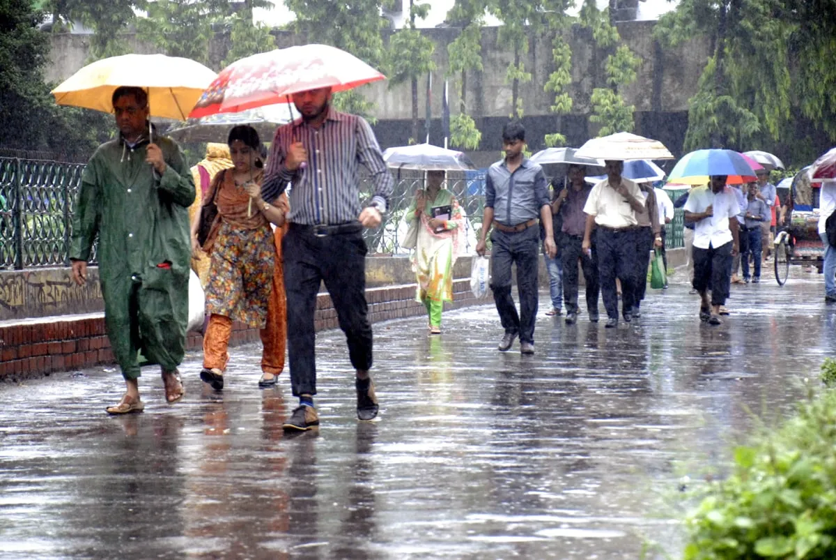 ভোর থেকেই রাজধানীতে বৃষ্টি, ভোগান্তিতে অফিসগামীরা
