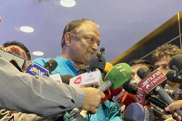 ‘প্রধানমন্ত্রীর সঙ্গে দুই ঘণ্টা ছিলাম, সিন্ডিকেটের বিষয়ে কথা হয়নি’