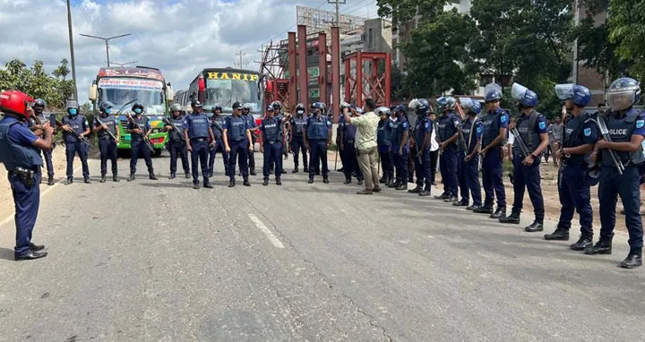 রাজধানীর প্রবেশমুখে তল্লাশি, ভোগান্তিতে যাত্রীরা