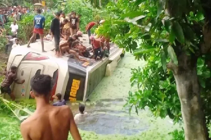 দুই বাসের মুখোমুখি সংঘর্ষ, আহত ২৭