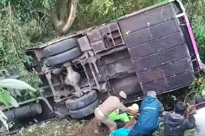 ভারতে ট্যুরিস্ট বাস খাদে পড়ে নিহত ৮
