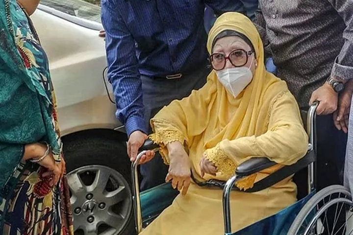 খালেদা জিয়াকে সিসিইউ থেকে কেবিনে স্থানান্তর