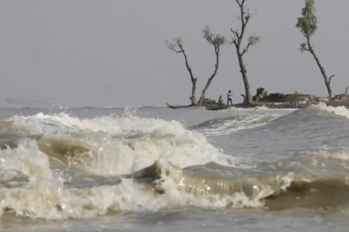 সাগরে নিম্নচাপ, বন্দরে সতর্ক সংকেত
