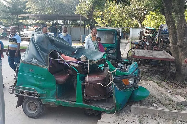 ঈশ্বরদীতে ত্রিমুখী সংঘর্ঘে নিহত ২
