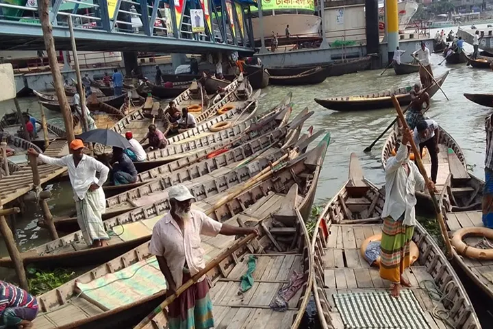 বুড়িগঙ্গায় হঠাৎ নৌকা চলাচল বন্ধ