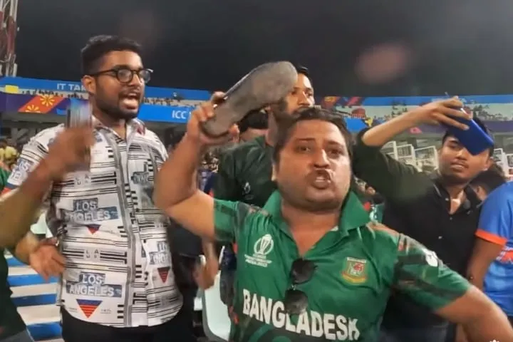 নিজের গালে জুতা মেরে স্টেডিয়াম ছাড়লেন দর্শক