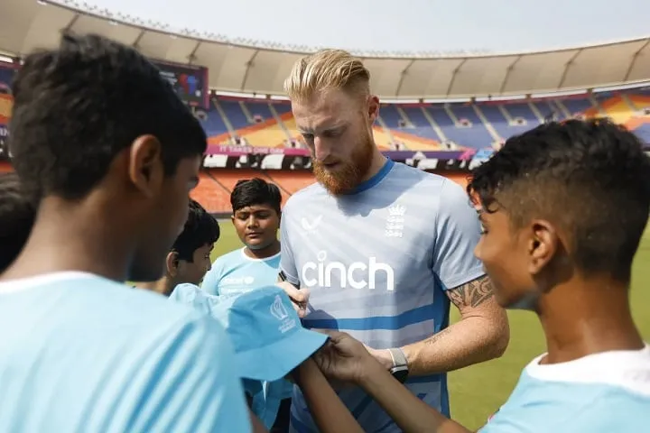 জয়ের খোঁজে টস জিতে বোলিংয়ে ইংল্যান্ড
