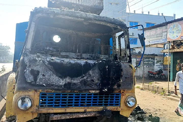 সীতাকুণ্ডে দাঁড়িয়ে থাকা ট্রাকে আগুন