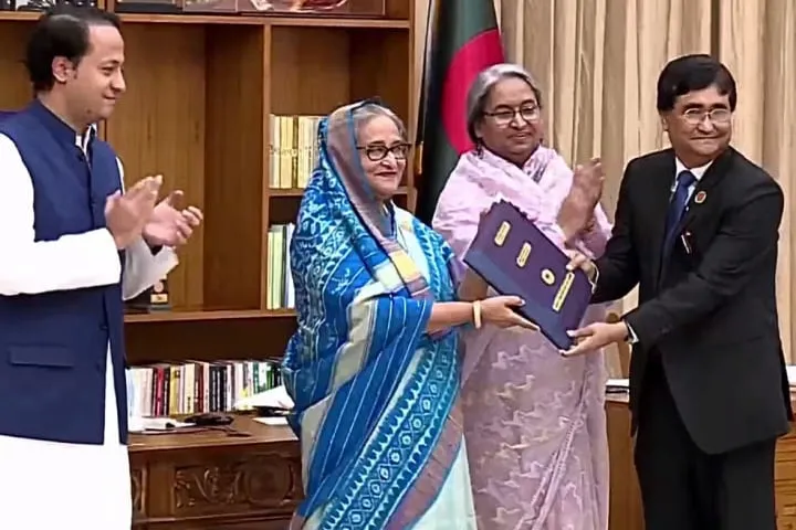 প্রধানমন্ত্রীর কাছে এইচএসসির ফল হস্তান্তর
