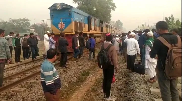 গাজীপুরে কমিউটার ট্রেনের ইঞ্জিন বিকল