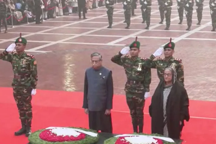 শহীদ বুদ্ধিজীবী স্মৃতিসৌধে রাষ্ট্রপতি ও প্রধানমন্ত্রীর শ্রদ্ধা