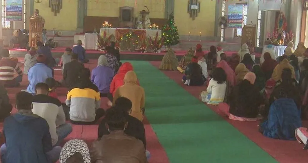 বড়দিনের আনুষ্ঠানিকতা শুরু গির্জায় গির্জায় প্রার্থনার মধ্য দিয়ে