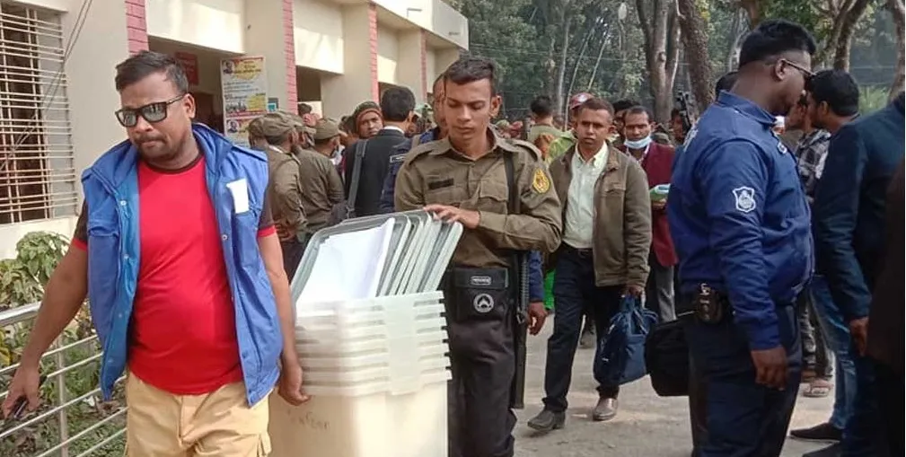 কেন্দ্রে কেন্দ্রে পৌঁছানো হচ্ছে নির্বাচনী সরঞ্জাম