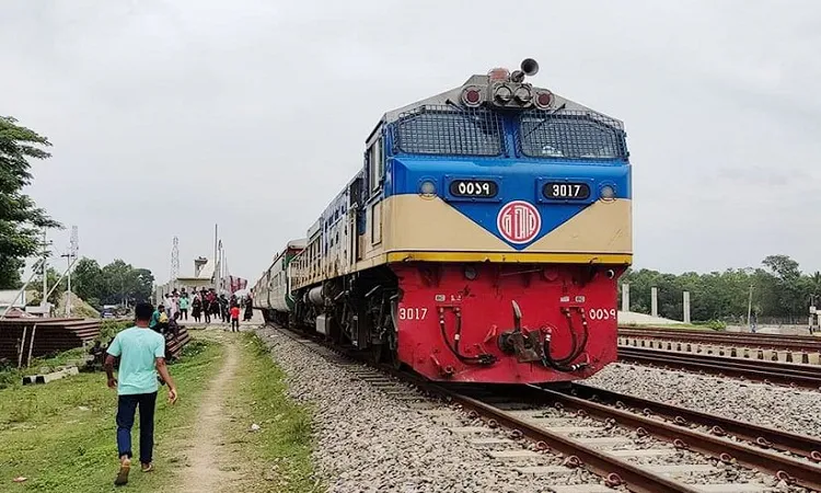 ৯ ঘণ্টা পর ঢাকা-চট্টগ্রাম রুটে ট্রেন চলাচল স্বাভাবিক
