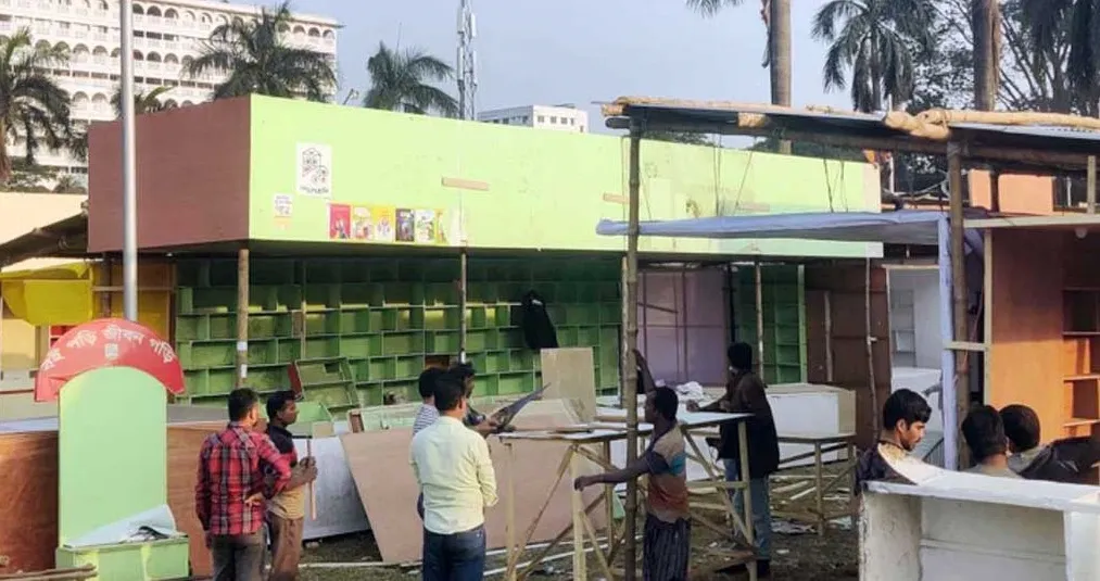 সাজছে বইমেলা, চলছে শেষ সময়ের প্রস্তুতি